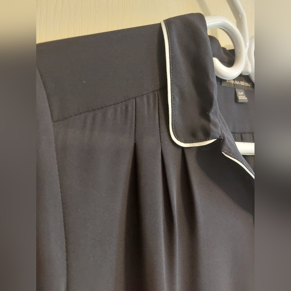 3 / $25 BANANA REPUBLIC Navy Blue Collared Button-Down Longsleeve Blouse. Small. - Picture 4 of 9